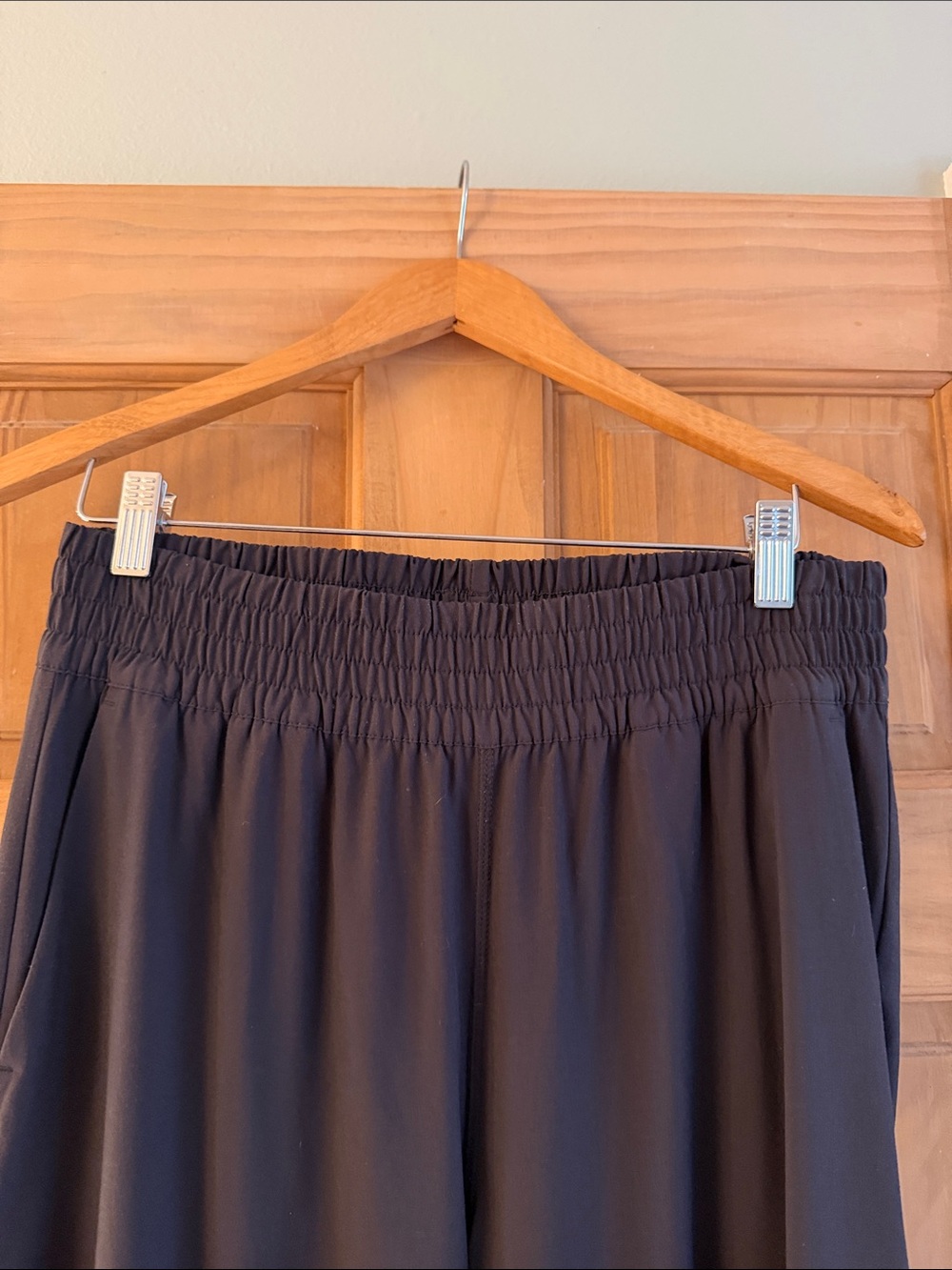 Vuori villa wide leg pant. Charcoal. Size Large. - Picture 5 of 7